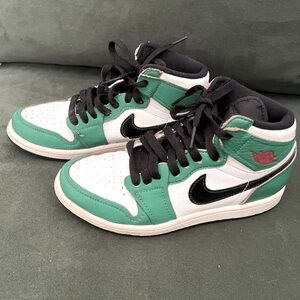 Nike Air Jordan 1 Retro High Lucky Green size 2.5y